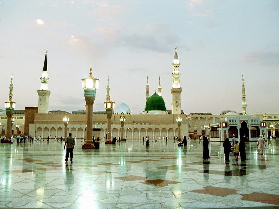 Grand Mosque of Medina with Green Dome and Minarets at Dusk HD wallpaper