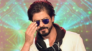 Shah Rukh Khan Wearing Round Sunglasses And A Dark Scarf On Stage HD wallpaper