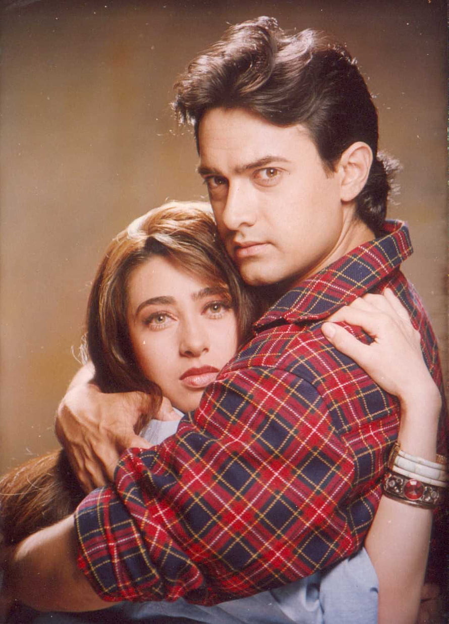 Aamir Khan and Karishma Kapoor in an intimate embrace from the classic film Raja Hindustani HD phone wallpaper