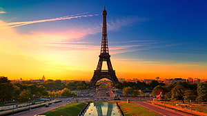 Eiffel Tower at Sunset with Trocadero Gardens and Reflecting Pool in Paris HD wallpaper