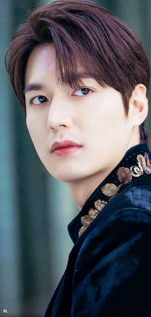 Lee Min Ho in a black velvet jacket with gold embroidery, soft portrait with a blurred green background HD phone wallpaper