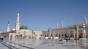 Grand Mosque of Medina with Green Dome and Minarets Under Clear Blue Sky HD wallpaper