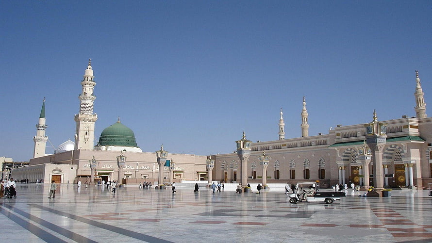 Grand Mosque of Medina with Green Dome and Minarets Under Clear Blue Sky HD wallpaper