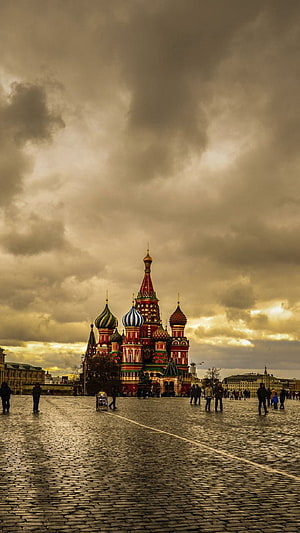 St. Basil's Cathedral in Red Square, Moscow, Russia Under Dramatic Stormy Skies HD phone wallpaper
