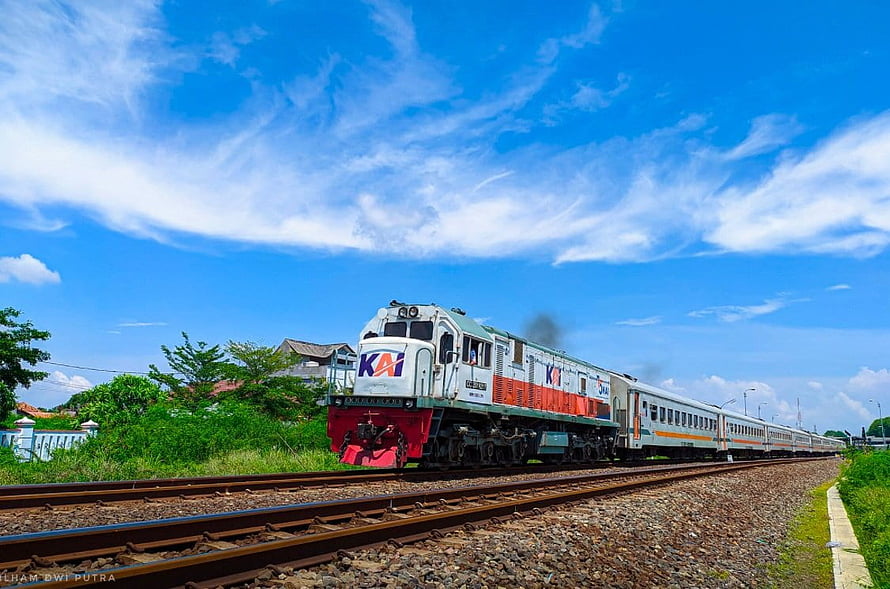 KAI Loco 2500 Diesel Locomotive Pulling Passenger Train on Rural Tracks Under Blue Sky HD wallpaper