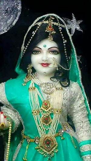 Radha Rani in ornate green bridal attire with elaborate gold jewelry and traditional Indian headpiece HD phone wallpaper