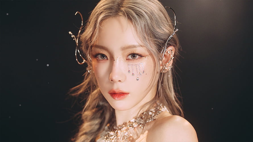 Taeyeon in Elegant Gold Jewelry and Crystal Face Adornments HD wallpaper