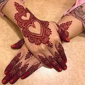 Intricate Heart Motif Arabic Mehndi Design on Hands with Floral Patterns HD phone wallpaper