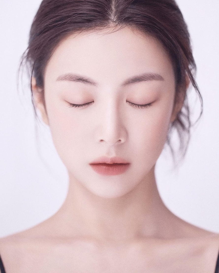 Go Yoon Jung Serene Portrait With Closed Eyes And Soft Natural Makeup HD phone wallpaper