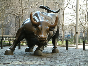 Charging Bull Statue in New York City Financial District HD wallpaper