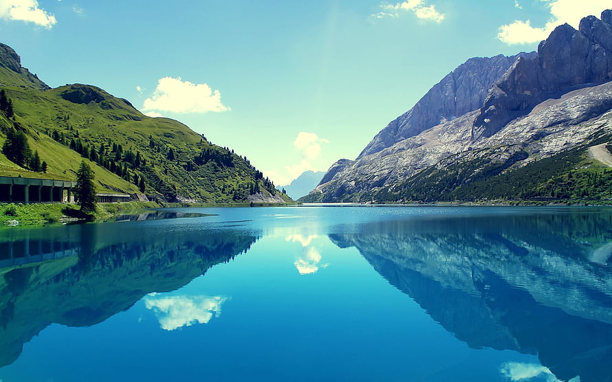 Serene Alpine Lake with Perfect Mountain Reflections Under a Clear Blue Sky HD wallpaper