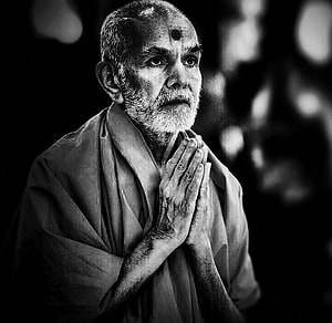 Mahant Swami Maharaj in Prayer with Hands Folded in Black and White Portrait HD wallpaper