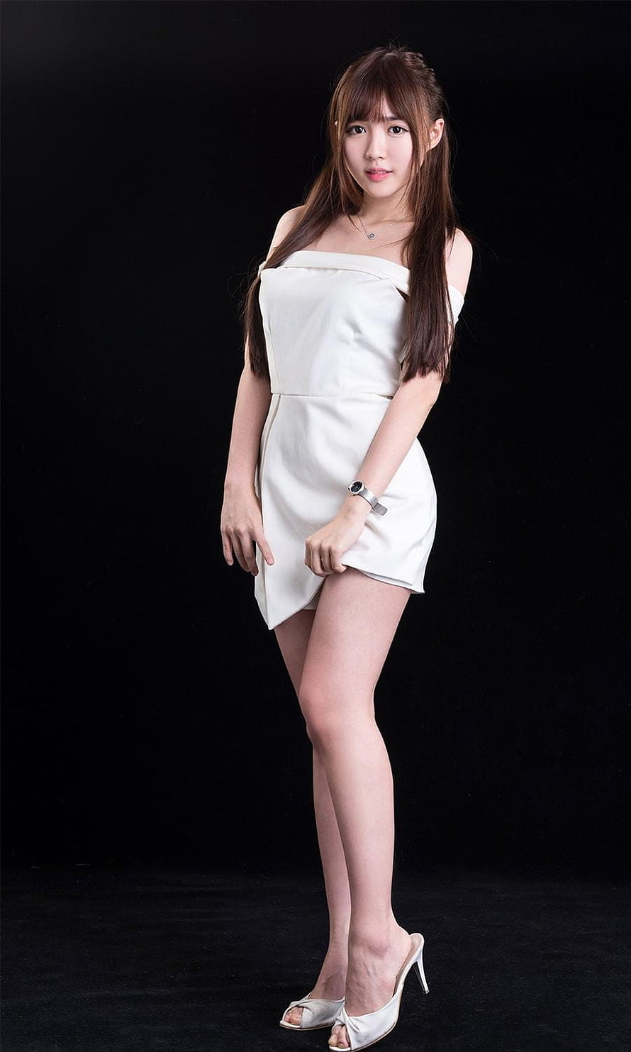 Elegant Woman in White Off-Shoulder Mini Dress and High Heels on Black Background, Foto Cewek Cantik HOT para Android, cewe cantik HD phone wallpaper