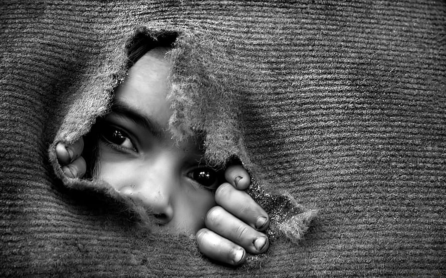 Black and white portrait of a child peering through a torn woolen blanket HD wallpaper
