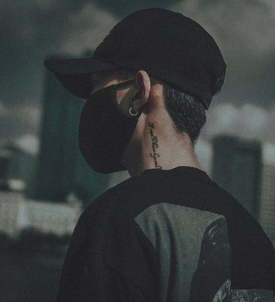 Moody Portrait of a Young Man in Black Cap and Mask with Neck Tattoo, مَمْلَكَةْ أَلتَنْسِيقْ., instagram dp boys HD phone wallpaper