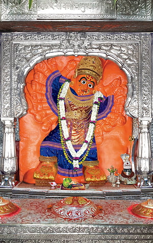 Saptashrungi Chamunda Devi Temple Idol in Nasik with Silver Frame and Floral Garland HD phone wallpaper