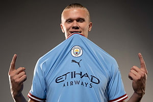 Erling Haaland in Manchester City Sky Blue Kit with Etihad Airways Sponsor HD wallpaper
