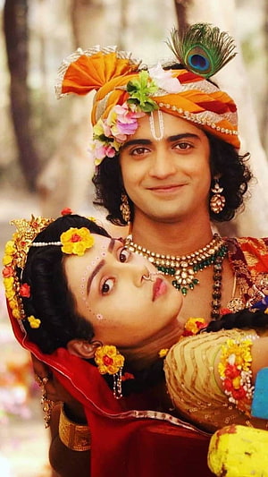 Radha Krishna in Traditional Indian Attire with Floral Headpieces and Jewelry HD phone wallpaper
