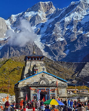 Kedarnath Temple with Snow-Capped Himalayan Peaks and Praying Pilgrims HD phone wallpaper