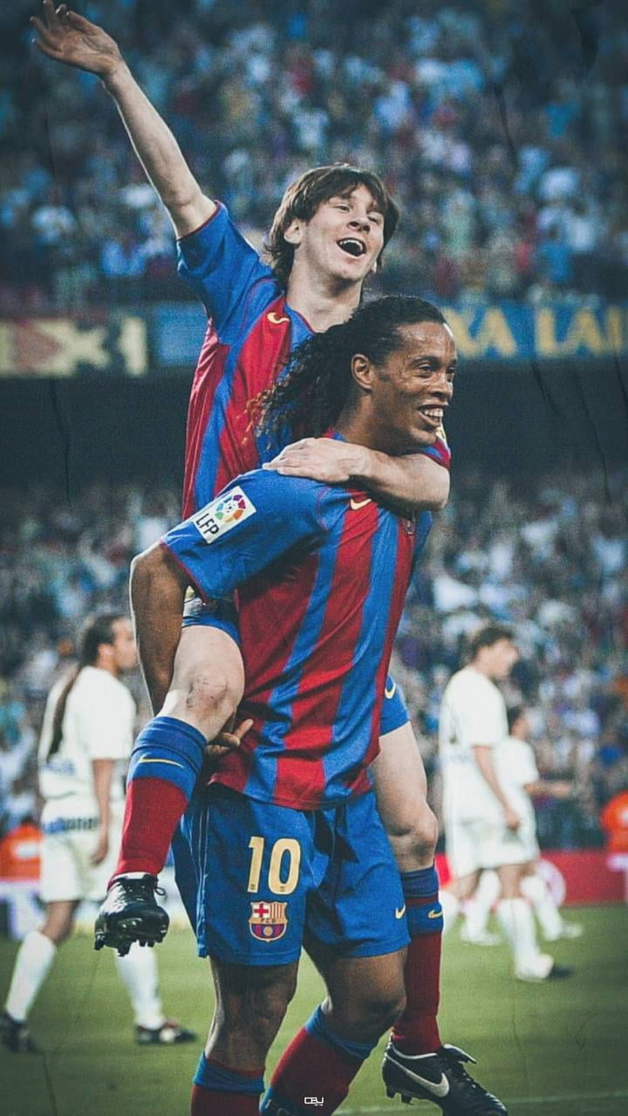 Lionel Messi and Ronaldinho celebrating together in FC Barcelona home kits HD phone wallpaper