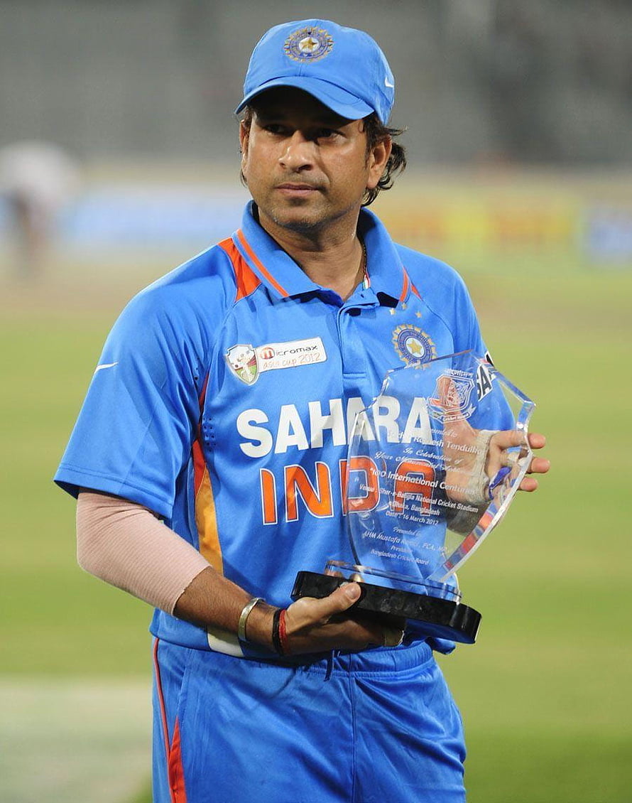 Sachin Tendulkar Holding Trophy in India Cricket Team Blue Jersey HD phone wallpaper
