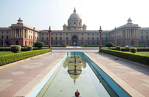 Ministry of External Affairs Building in New Delhi with Reflecting Pool and Formal Gardens HD wallpaper