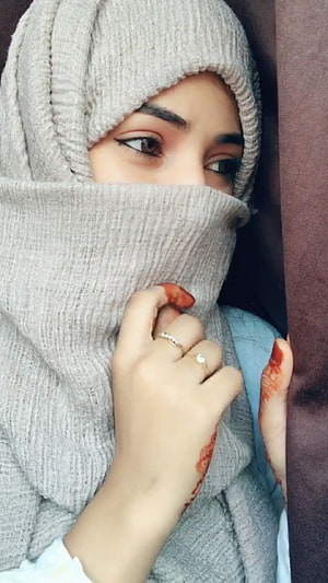 Close-up portrait of a woman wearing a beige knitted niqab with henna decorated hands and rings, muslim, niqab girl HD phone wallpaper