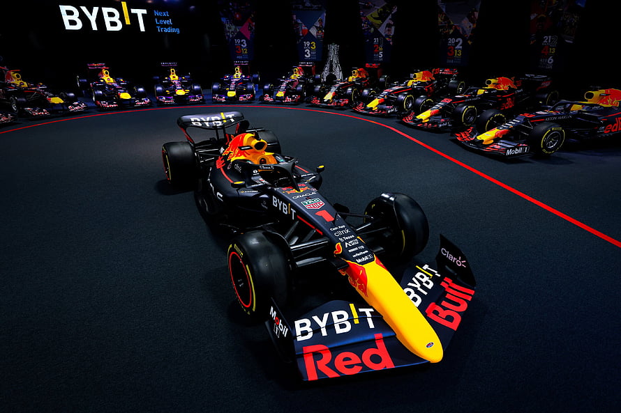 Red Bull Racing RB18 Formula 1 Car Lineup on Dark Track HD wallpaper