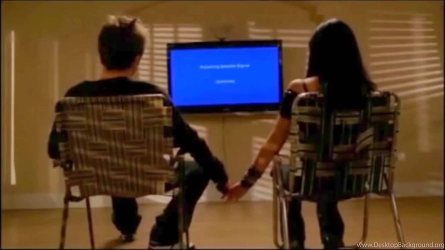 Breaking Bad Jesse and Jane Watching TV in a Dimly Lit Room HD wallpaper