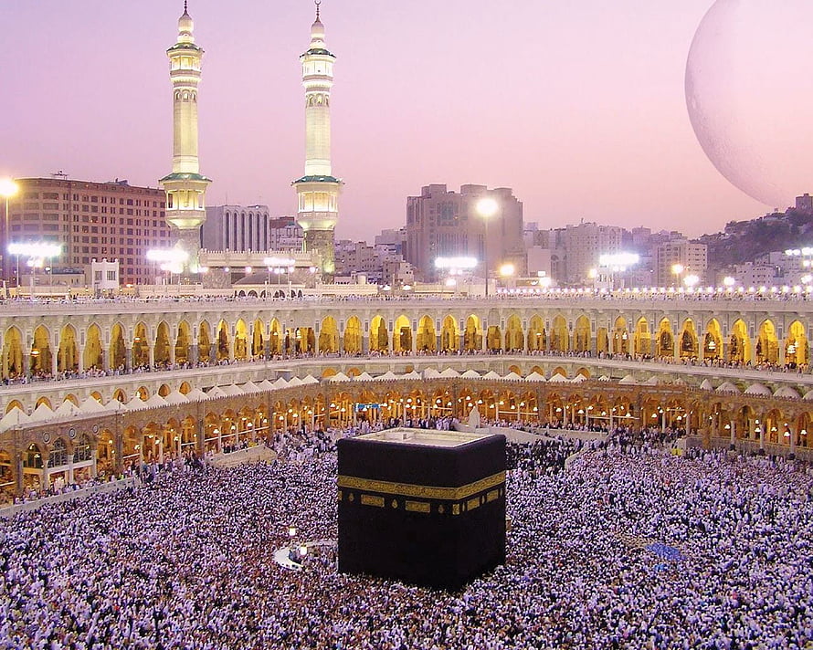 The Kaaba in Mecca Surrounded by Pilgrims at Sunset with Minarets and City Skyline HD wallpaper