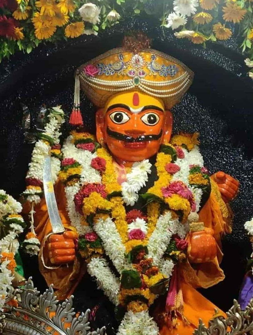 Ornate Khandoba Deity Statue Adorned With Flower Garlands And Traditional Crown HD phone wallpaper
