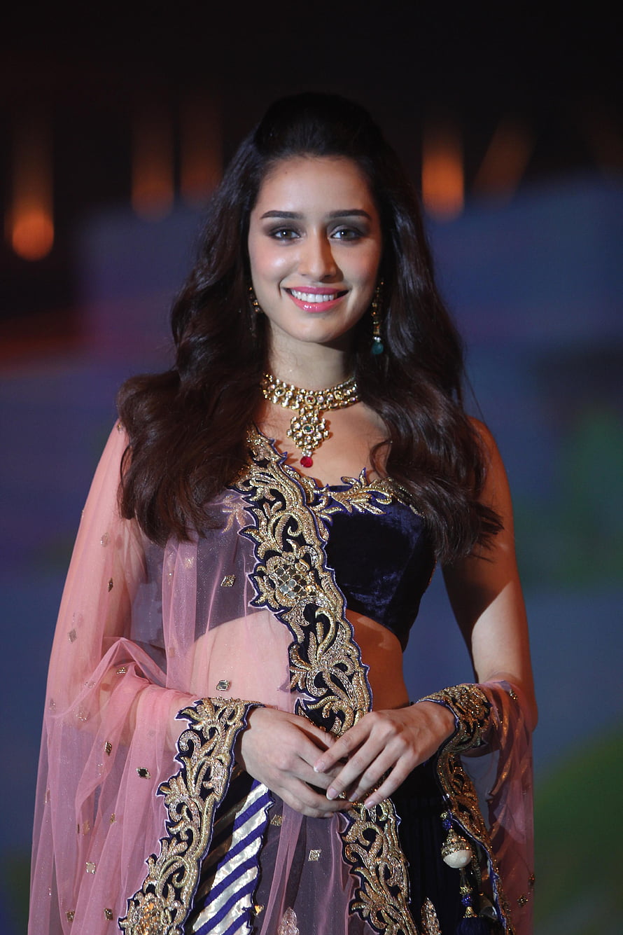 Shraddha Kapoor in an ornate navy and pink embroidered lehenga with gold jewelry HD phone wallpaper