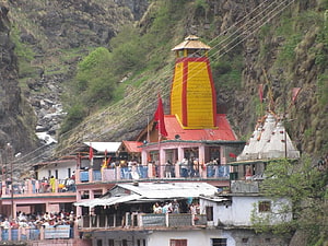 Yamunotri Temple Complex Nestled in the Himalayan Mountains of Uttarakhand HD wallpaper