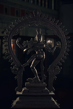 Nataraja Bronze Sculpture in Dramatic Low-Key Lighting HD phone wallpaper
