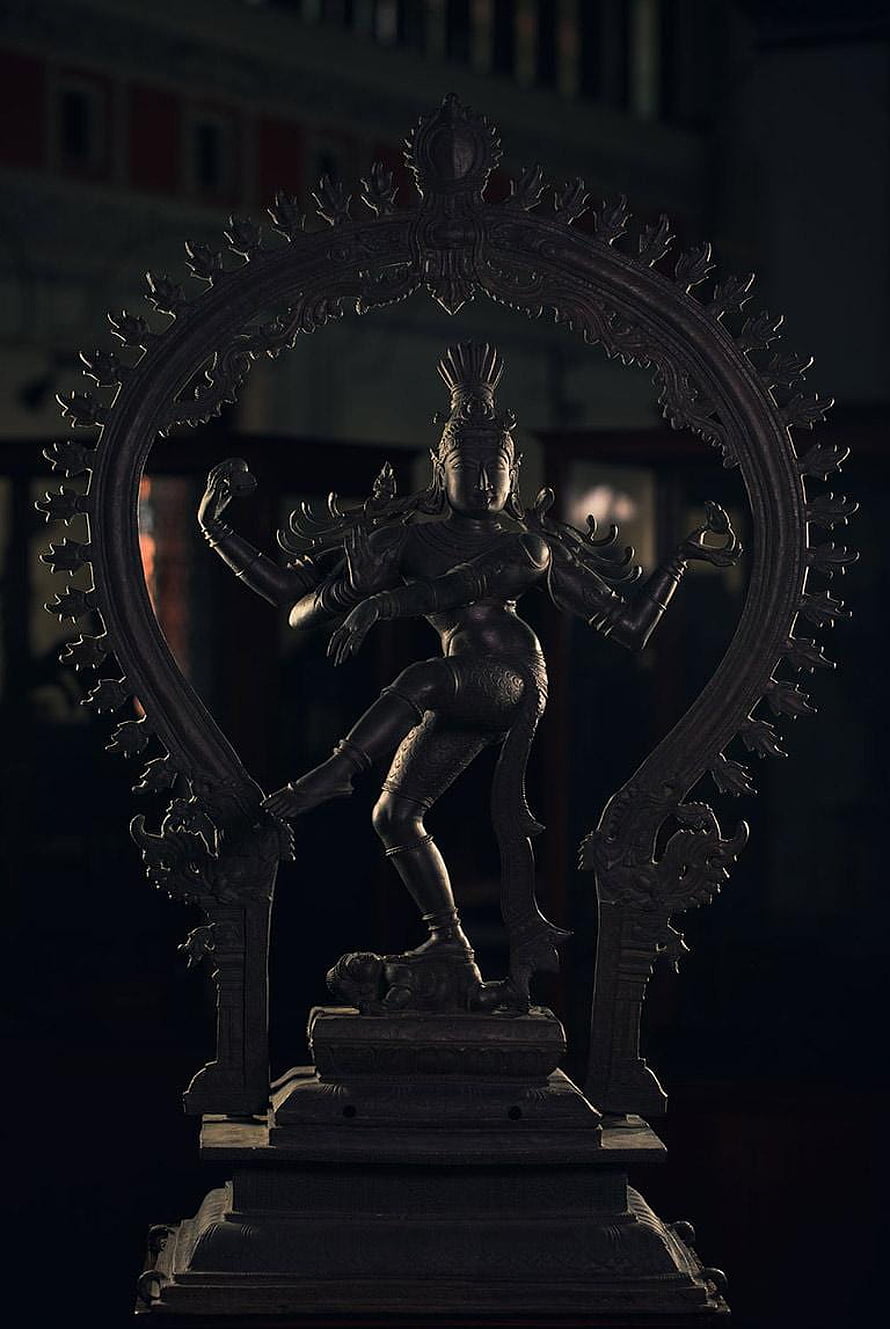 Nataraja Bronze Sculpture in Dramatic Low-Key Lighting HD phone wallpaper