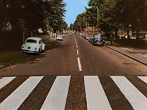 Abbey Road Crosswalk with Vintage Cars and Lush Green Trees HD wallpaper