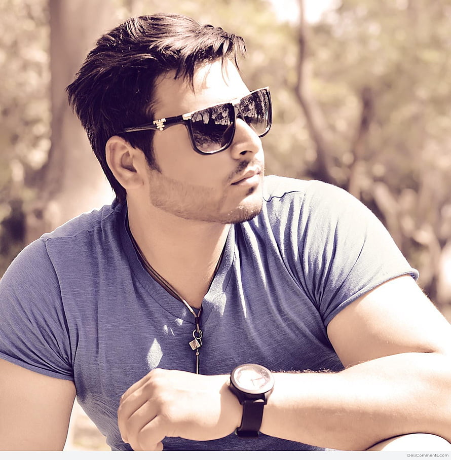 Stylish Man Wearing Sunglasses And Watch In A Blue T-Shirt Outdoors HD phone wallpaper