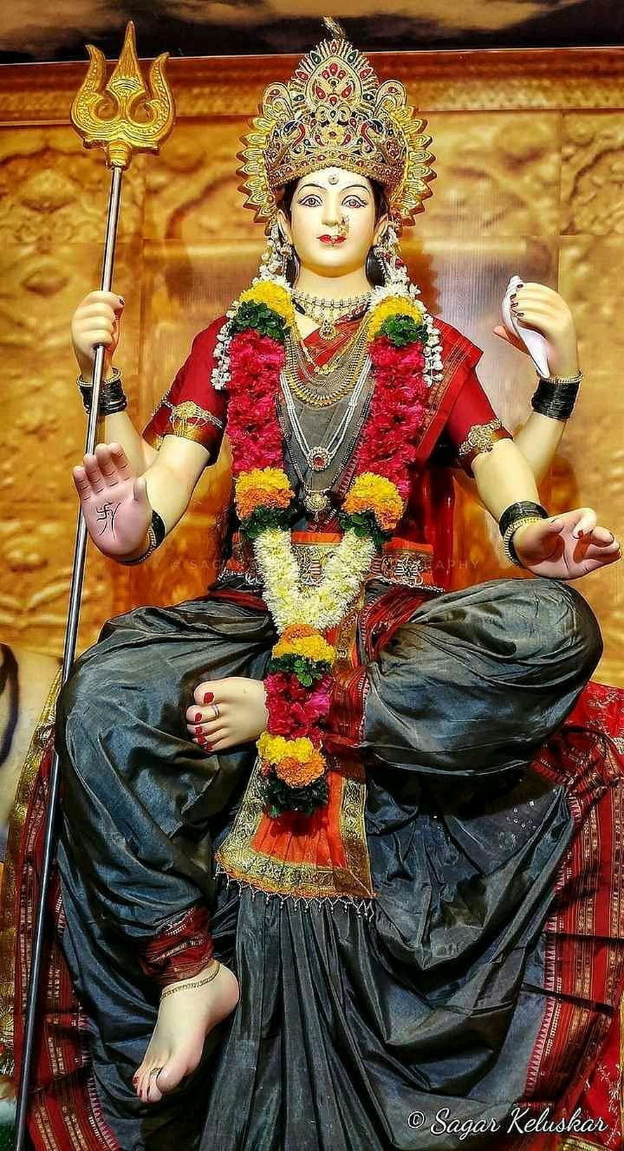 Maa Durga Murti with Trishul and Floral Garland in Traditional Attire HD phone wallpaper