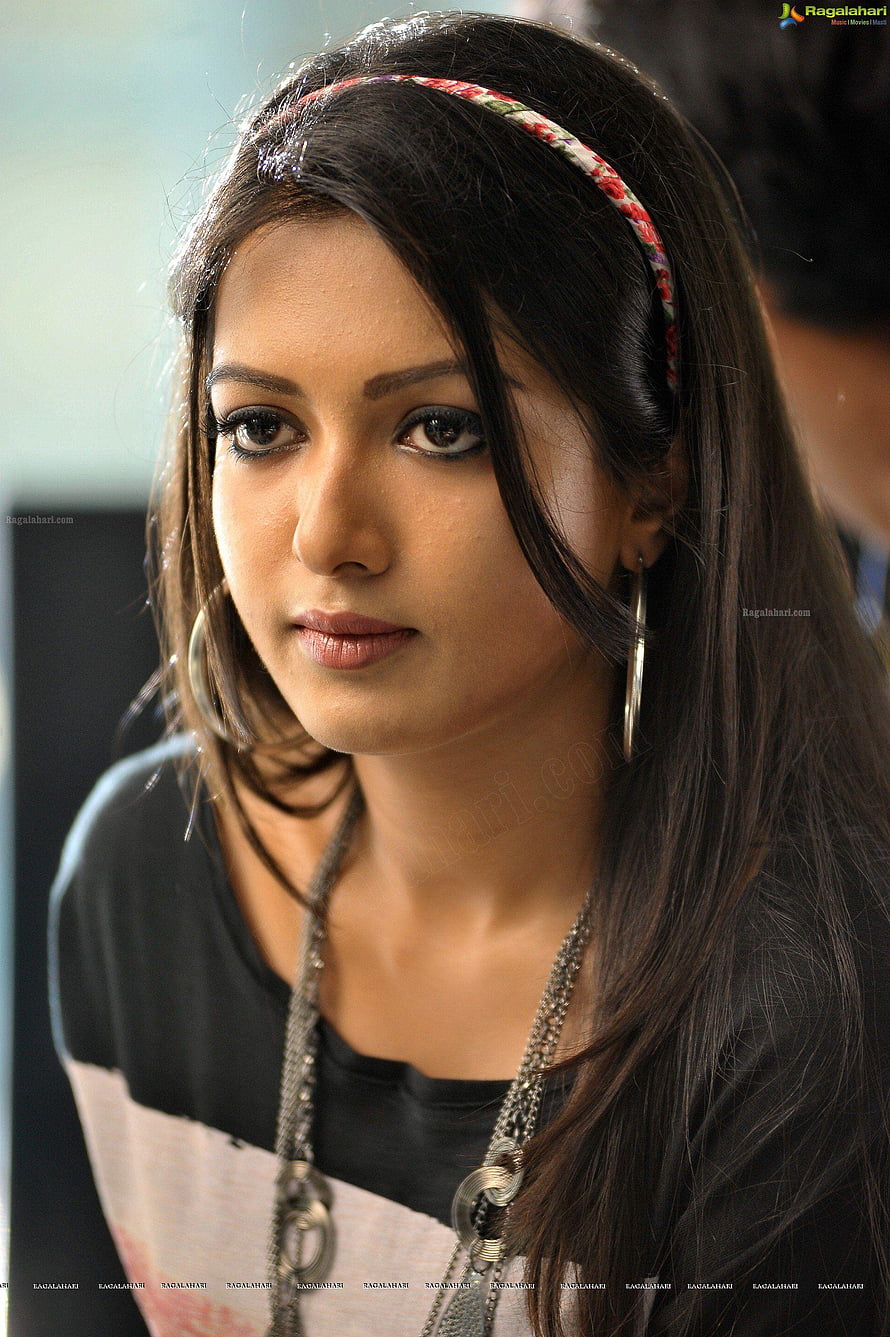 Catherine Tresa Portrait with Floral Headband and Long Dark Hair HD phone wallpaper