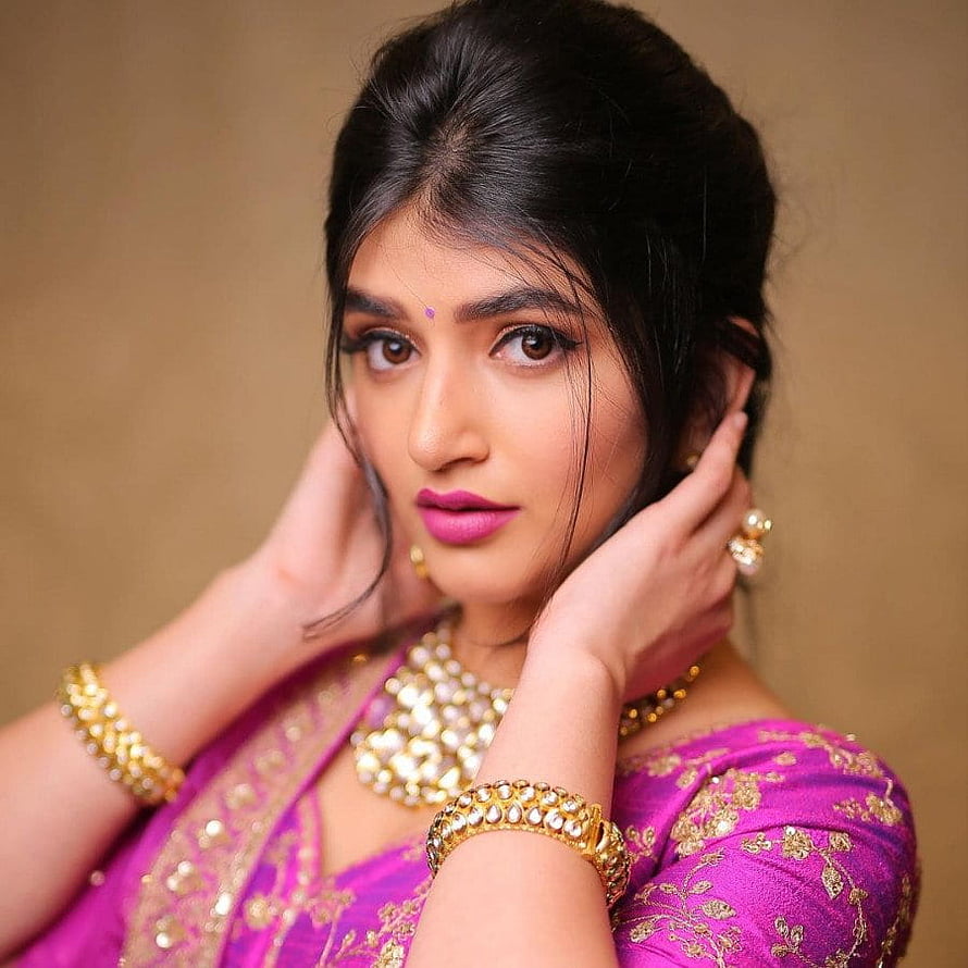 Sreeleela in a vibrant magenta saree with gold jewelry and pearl necklace HD phone wallpaper
