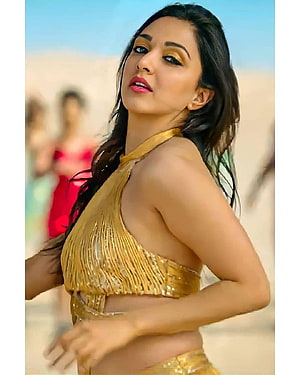 Kiara Advani in Gold Sequined Dance Outfit on Desert Set HD phone wallpaper