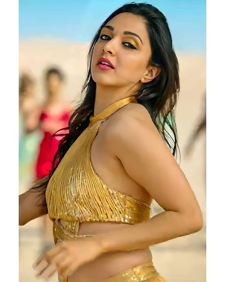 Kiara Advani in Gold Sequined Dance Outfit on Desert Set HD phone wallpaper