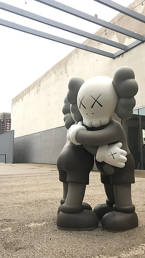 KAWS Companion Embrace Sculpture in Monochrome Grey and White HD phone wallpaper
