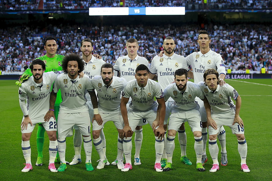 Real Madrid Squad Lineup On The Pitch In White Home Kits HD wallpaper