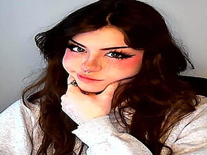 Hannah Owo Portrait With Long Wavy Hair And Freckles HD wallpaper