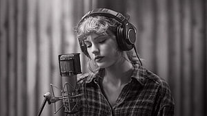 Taylor Swift Recording Session in Black and White Studio Portrait HD wallpaper