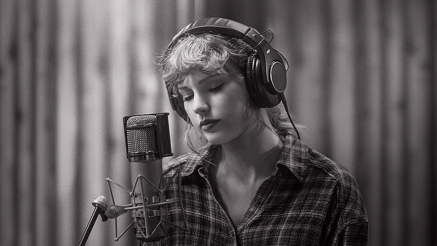 Taylor Swift Recording Session in Black and White Studio Portrait HD wallpaper