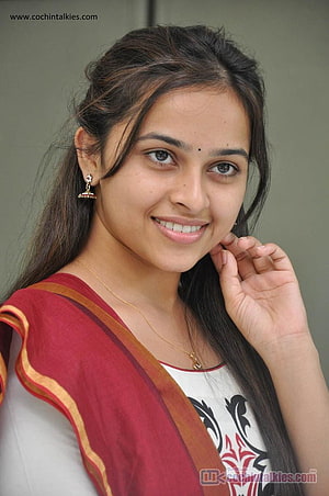 Sri Divya Portrait in Traditional Red Saree with Gold Jewelry HD phone wallpaper