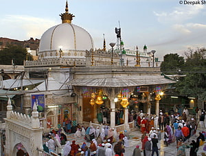 Khwaja Garib Nawaz Dargah in Ajmer Sharif with Devotees and White Dome HD wallpaper