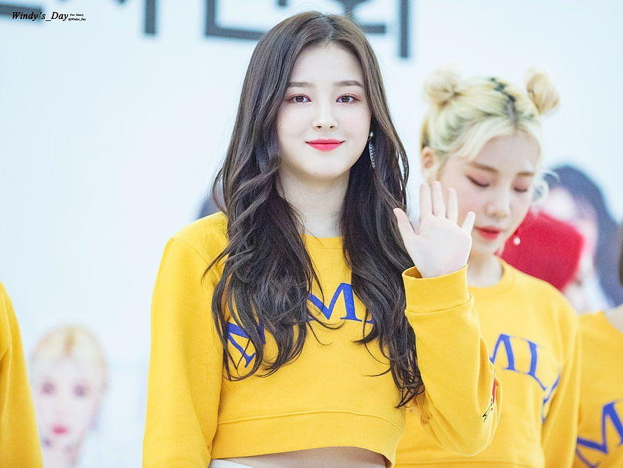 Nancy from Momoland in a yellow cropped sweatshirt waving at a fan event HD wallpaper